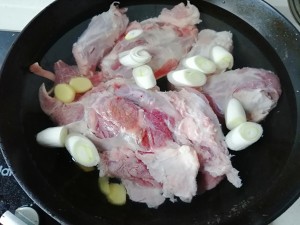 ソースの牛肉は肉付きが良い〜  〜（ソースを追加する豚は、肉とにがり卵の練習用の柔らかい子です）練習対策3 