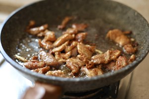 豚を揚げる熱くて明るい肉の実物大4