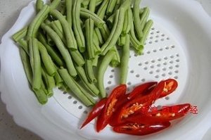 The practice measure of horn of beans of dry stir-fry before stewing 1