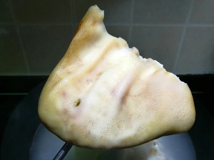 赤い油っぽい豚の耳の練習尺度3