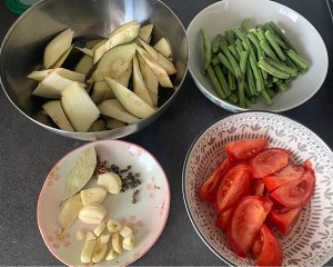 The practice measure of the chop of aubergine of tomato beans horn that stew 1