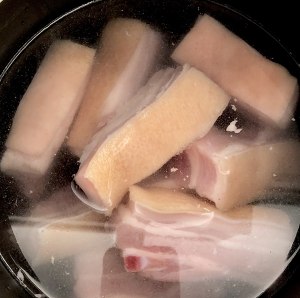 バラの発酵豆腐のタロイモが肉を割引する練習の動き 1 