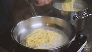 [video]本物のカルボナーラはクリームを入れない|マヨネーズは意味の側面の練習尺度を膨らませる 豚の顔の肉7 