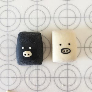Cartoon is black and white pig steamed bread (the knife cuts a steamed bread) practice measure 5
