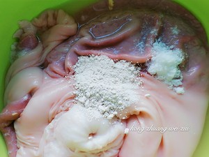 Dish of the eve of the lunar New Year- - the practice measure of pig abdomen chicken 12