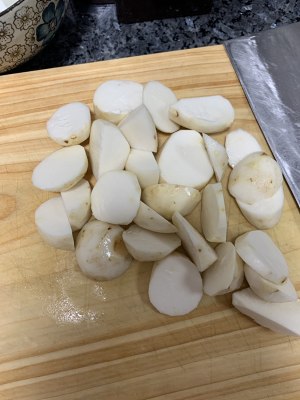 チョップのタロイモの練習法は、いくつかのホットスパイスプラントのいずれか2