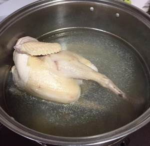 広東省の古典的な別名の料理が無駄に鶏肉を切る練習の手段