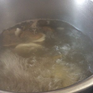 中国のオリーブ雪の梨の豚が沸騰したお湯を伸ばす練習5