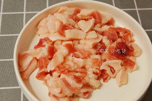 農民家族は肉2を揚げる実践的な手段です