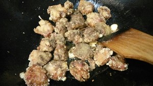 The practice measure of chop of & of the wing in chicken of a condiment made of roast prickly ash and salt 6