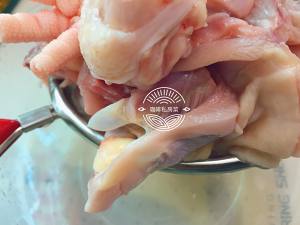 One chicken the practice measure of two eating Guangdong chicken Bao 5