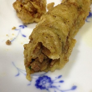 The practice measure of pig net oily spring roll 8