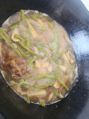 沸騰の練習方法 豚の黒豚の豆の役割のスローファイア上の覆われた鍋で4 