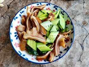 The cucumber that has get into the habit mixes the practice measure of pig ear 3