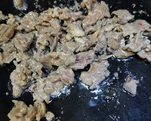 「子供もフライドポテトを食べるのが大好きな家族の日常生活のニンニクの葉[柔らかい]