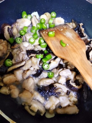 The practice measure of Xianggu mushroom slippery chicken 6