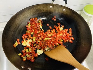 ご飯と一緒に行く緑は小さいです。牛肉6を炒める練習方法です。