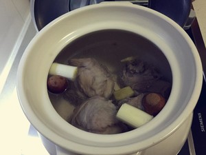 シチューを煮込んだ豚の強いキャラクターに ソース・スイート・ピッグ5の強力な特性の実践尺度5 