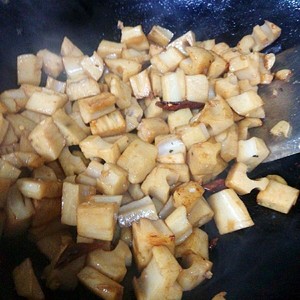 The practice measure that boil in water for a while fries lotus root man 4