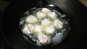 The practice measure of chop of & of the wing in chicken of a condiment made of roast prickly ash and salt 3