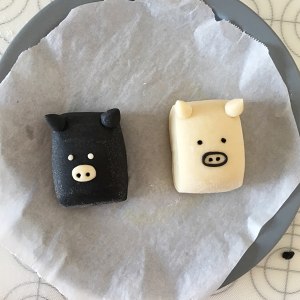 漫画は黒と白の豚の蒸しパン（ナイフは蒸しパンを切る）練習対策6  