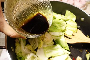 The practice measure that the hand rips the secret with packet of delicious dish 5