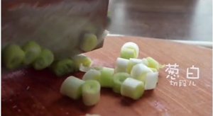 寒さの豚の耳とソーセージを着たミュウの耳