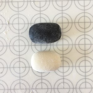 Cartoon is black and white pig steamed bread (the knife cuts a steamed bread) practice measure 2