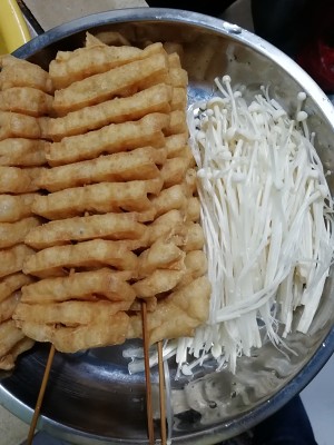 The practice measure of chaffy dish of Guangdong chicken Bao 3