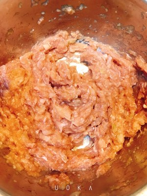 The practice measure of a round mass of food of sweet sweet pork 1