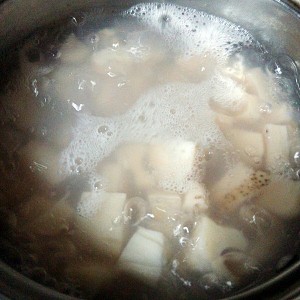 The practice measure that boil in water for a while fries lotus root man 2