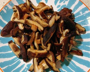 The daily life of a family is delicate, the practice measure of Xianggu mushroom slippery chicken 1