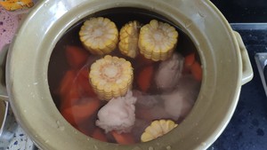 The 豚のキャニスターボーンのアイシングラスのトウモロコシのニンジンのメドラーのスープの練習対策7 