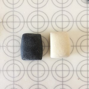 Cartoon is black and white pig steamed bread (the knife cuts a steamed bread) practice measure 3