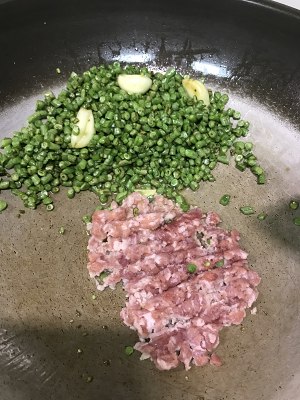 少し油っぽい小さな塩の子は、食事がLan皿挽き肉5の滑らかな豆の角を掃く練習手順と同じです 