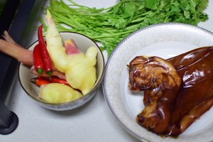 The practice measure that exceeds the acerbity ginger with goluptious go with rice to fry pig ear 1
