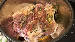 1を焼くパチパチというイタリアの突風の豚の足の練習尺度