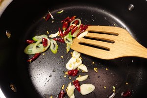The practice measure that the hand rips the secret with packet of delicious dish 3