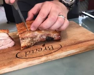 割れたカルボナード（焼いた豚の腹部の肉）クリスピーポークベリー16  