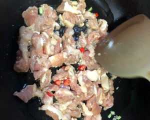 ごはんと一緒にハスの蓮の根を超えて肉を炒める6