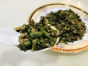 少し油っぽい小さな塩の子は、食事がラン皿地の滑らかな豆の角を一掃する練習ステップと同じ 肉11 