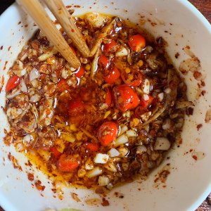 The practice measure that hand of cold and dressed with sause of go with rice rips chicken 5