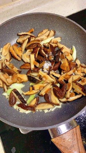 The daily life of a family is delicate, the practice measure of Xianggu mushroom slippery chicken 10