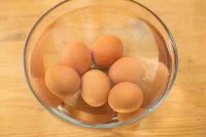 黒茶にがりの豚の肩の肉は、柔らかい卵で＆の卵の練習法を巻きます yolk 12 