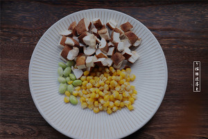 The practice measure of chicken of lotus leaf polished glutinous rice 2