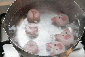 The practice measure of stuffed dumplings masse of glutinous rice flour served in soup of bud bud pig 34