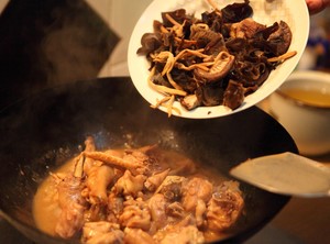 The practice measure of chicken of dried mushrooms stew 7