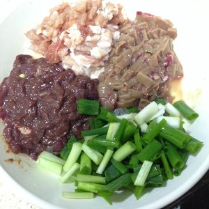The practice measure of pig net oily spring roll 1