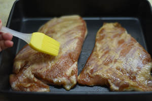 4を焼く美しい甘い豚のスクラグの練習尺度