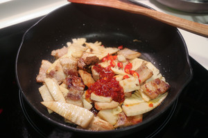 The practice measure that bamboo shoots in spring fries steaky pork 6